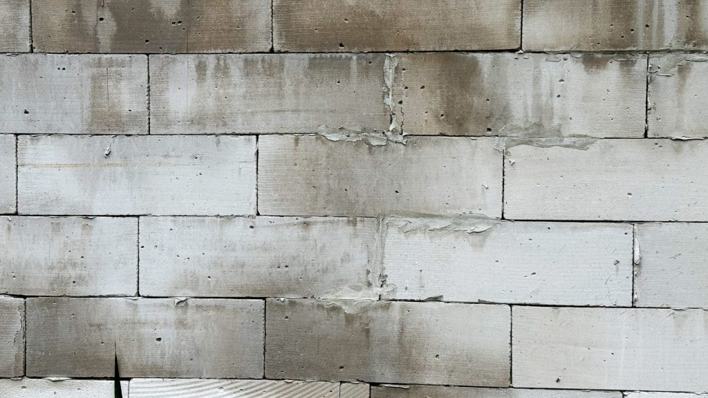 mur en parpaing la méthode complète pour un enduit qui tient dans la durée
