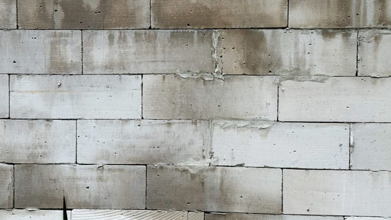 mur en parpaing la méthode complète pour un enduit qui tient dans la durée