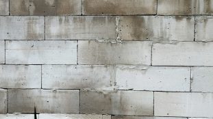 mur en parpaing la méthode complète pour un enduit qui tient dans la durée