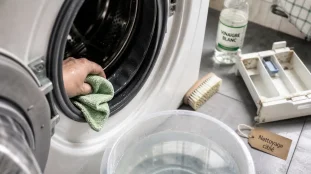 Lave linge mauvaise odeur : joint du hublot nettoyé