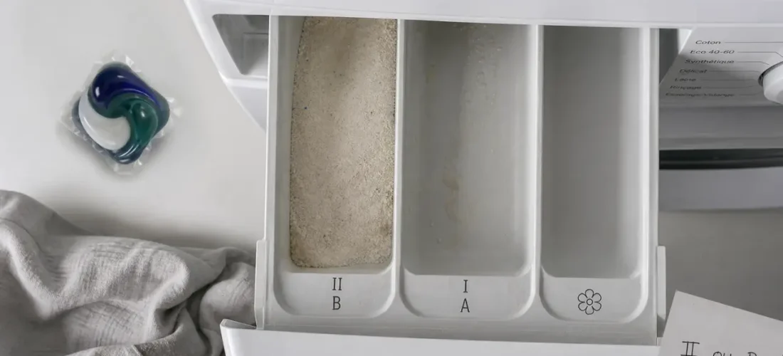 Où mettre la lessive : compartiments I II fleur et B